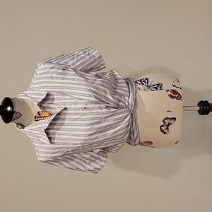 𝅺stylehouse Gray & White Striped Button-Down Short-Sleeve Crop Top L